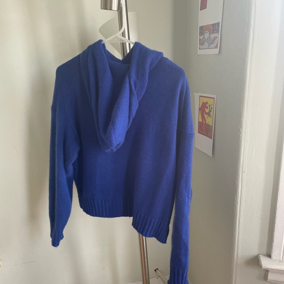 The group by babaton aritzia luxe cashmere hoodie sweatshirt in blueberry blue - Picture 4 of 7